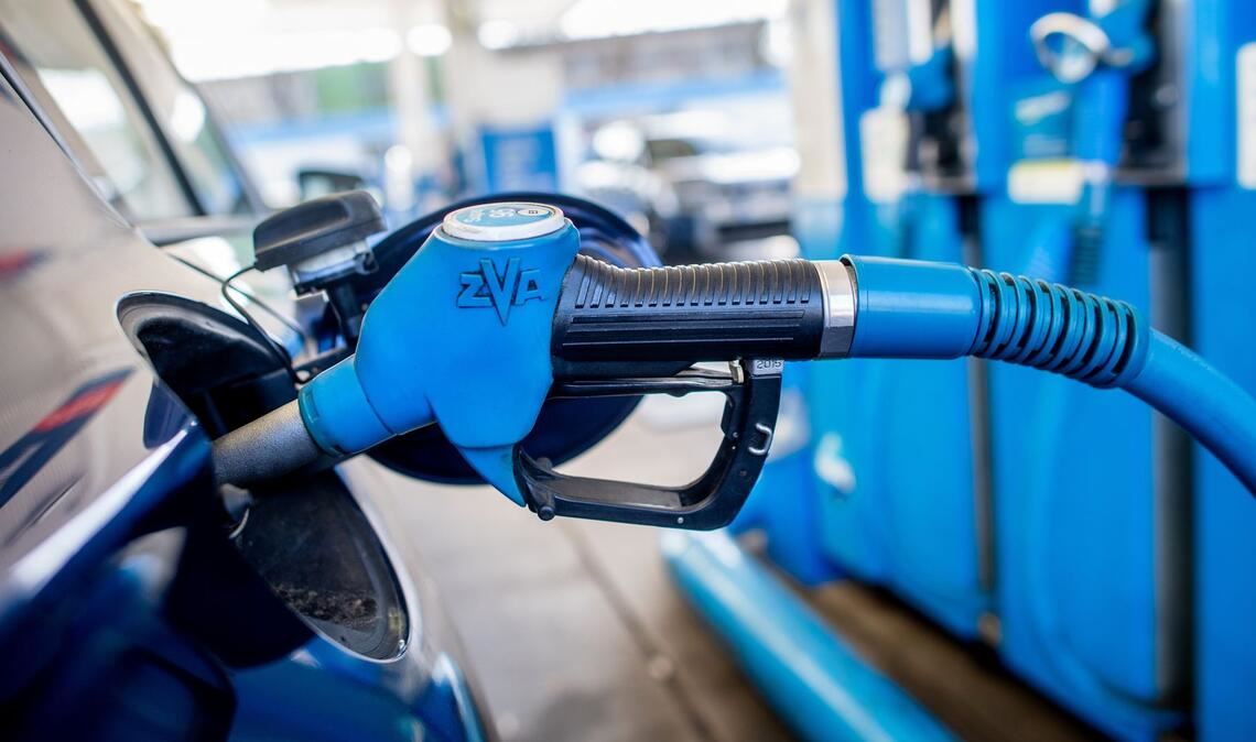 Nach einer rund zweiwöchigen Talfahrt gehen die Spritpreise am Freitag wieder deutlich nach oben (Symbolbild).