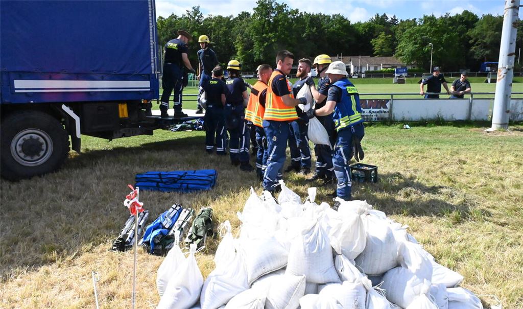 Nach ereignisreichen Tagen packen am Sonntag alle THW-Helferinnen und Helfer mit an, um das Lager der „#meshup26“-Großübung wieder abzubauen. Fotos: Bott