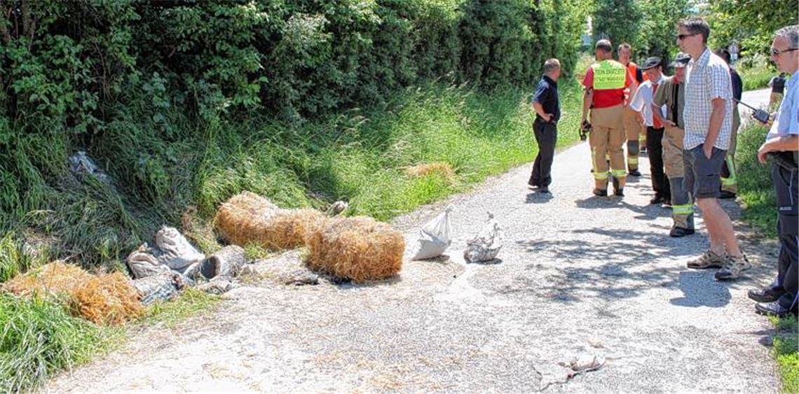 Nach erfolgreicher Sprengung folgt die Identifizierung des Inhalts des fragwürdigen Behältnisses durch Einsatzkräfte. 