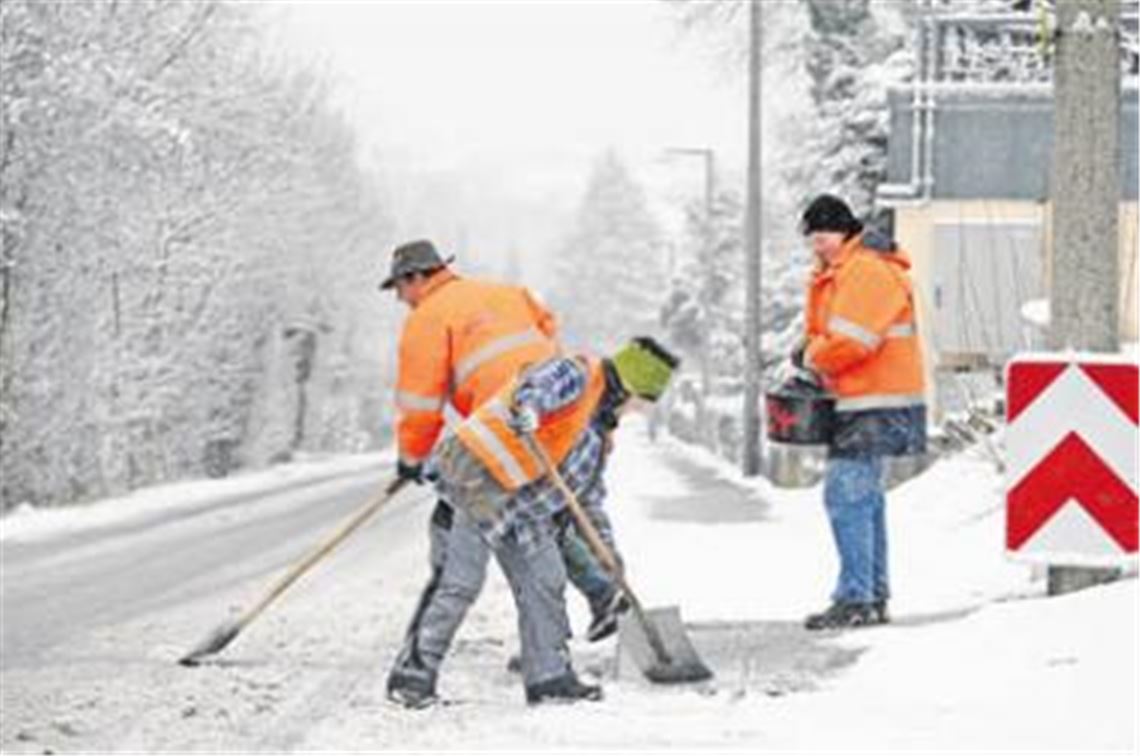 Nach ersten zarten Flocken in der vorigen Woche hat sich der Winter am Montagmorgen umso kräftiger mit stundenlangen Schneefällen gemeldet. Für Straßenmeisterei und Bauhof wiederum bedeuten Schnee und Eis vor allem Arbeit. Foto: Fotomoment