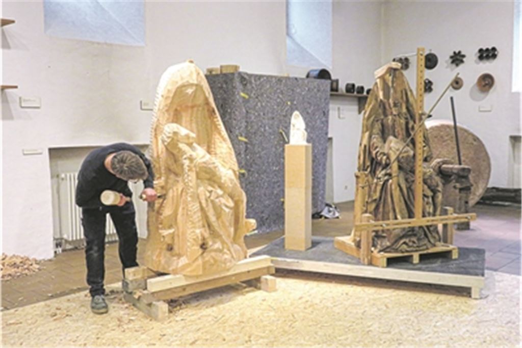 Nach etwa drei Wochen Arbeit ist schon klar erkennbar, wohin die Reise geht, wenn Thomas Hildenbrand zum Hammer greift. Rechts das Original. Fotos: Becker