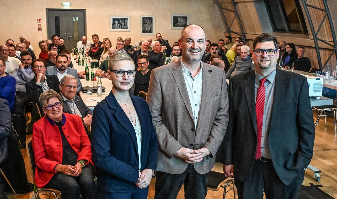 Nach fast 34 Jahren als Geschäftsführer der Kreishandwerkerschaft Pforzheim-Enzkreis geht Matthias Morlock (Mitte) in den Ruhestand. Mit auf dem Foto seine Nachfolgerin Catarina Haberstroh und Obermeister Timo Gerstel. Foto: Bott