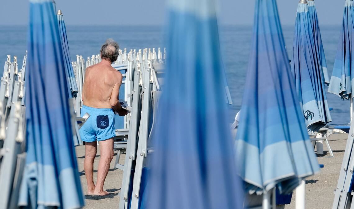 Nach fast einem halben Jahrhundert musste ein italienisches Rentnerpaar seinen Stammplatz am Meer räumen. (Illustration)