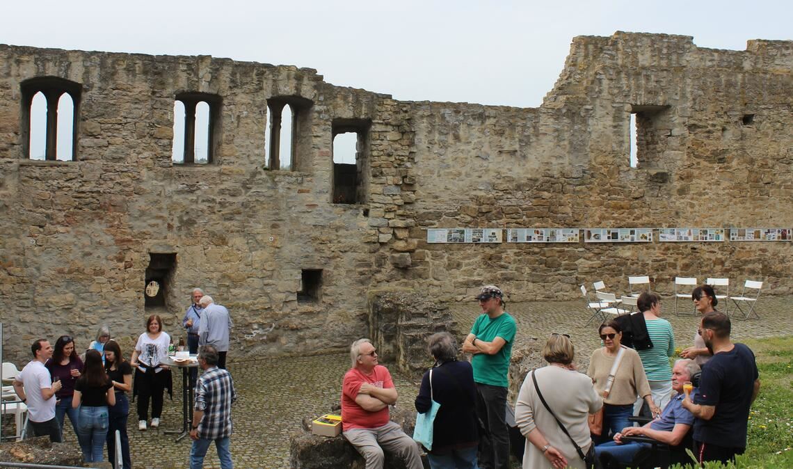 Besucher kehren auf die Burg zurück