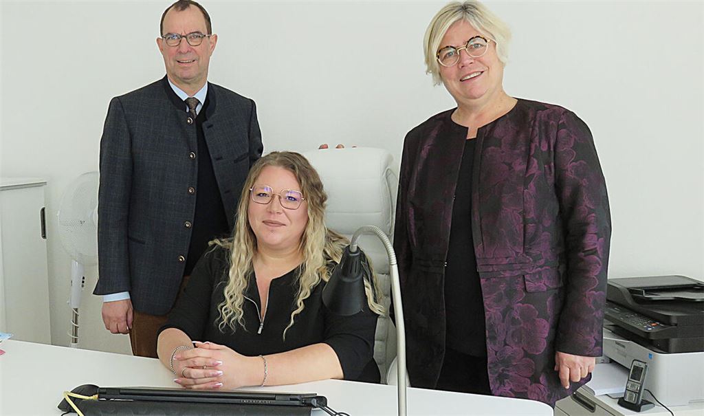 Nach gut 100 Tagen im Amt als Stadtjugendreferentin zieht Nathalie Pavan, hier an ihrem Schreibtisch sitzend, eine erste Bilanz. OB Frank Schneider und Johanna Bächle, Leiterin des Amts für Bildung und Kultur, freuen sich über den gelungenen Start. Foto: Becker