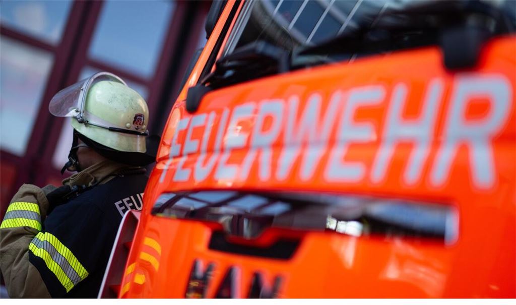 Nach gut vier Stunden war das Feuer gelöscht (Symbolbild).