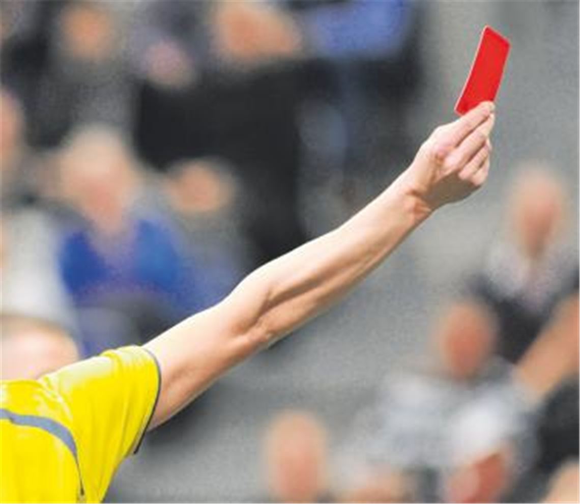 Nach harten Entscheidungen ziehen Schiedsrichter oft den Unmut der Fans auf sich. Mancher Referee an der Basis fürchtet, die Sexaffäre um Ex-DFB-Schiedsrichtersprecher Manfred Amerell könnte für die notorischen Nörgler an der Bande ein gefundenes Fressen sein. Foto: GES Sportfoto