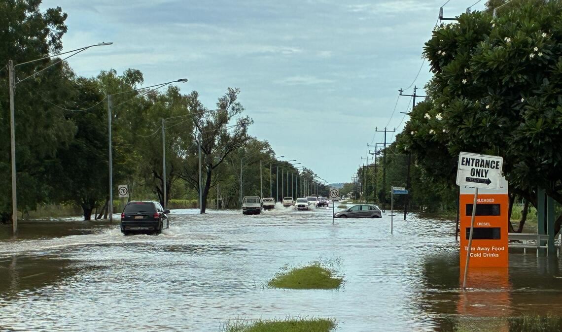 Nach heftigem Regen ist der Katherine River über die Ufer getreten.