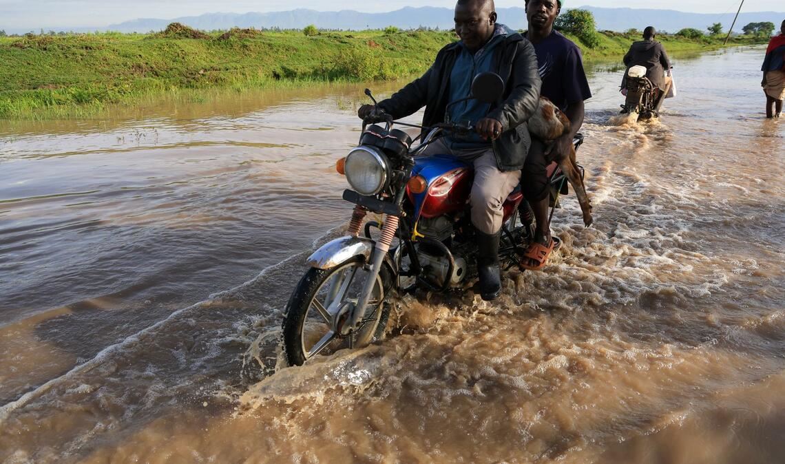 Nach heftigen Regenfällen sind viele kenianische Straßen überschwemmt.