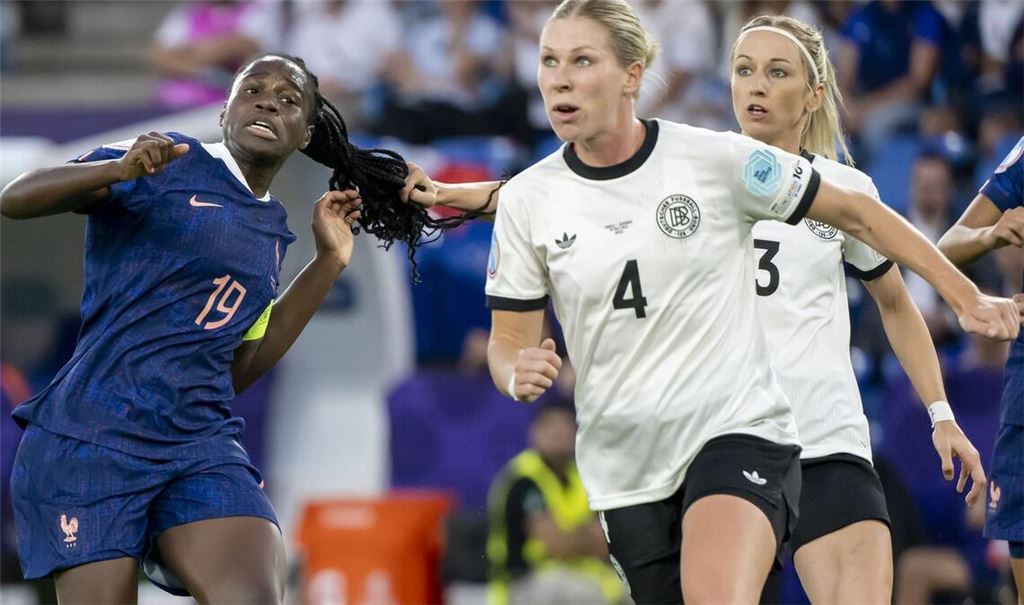 Nach ihrem Aussetzer gegen Griedge Mbock Bathy könnte die EM für Kathrin Hendrich (hinten rechts) beendet sein.