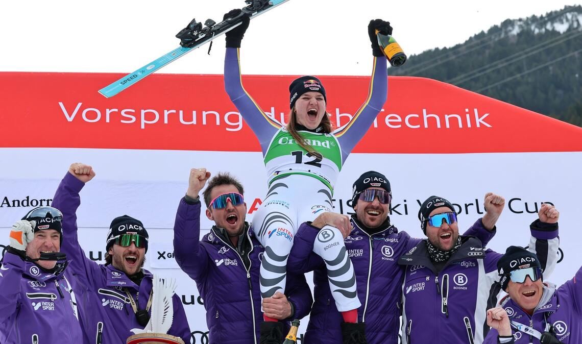 Nach ihrem Triumph wird Emma Aicher gebührend gefeiert.