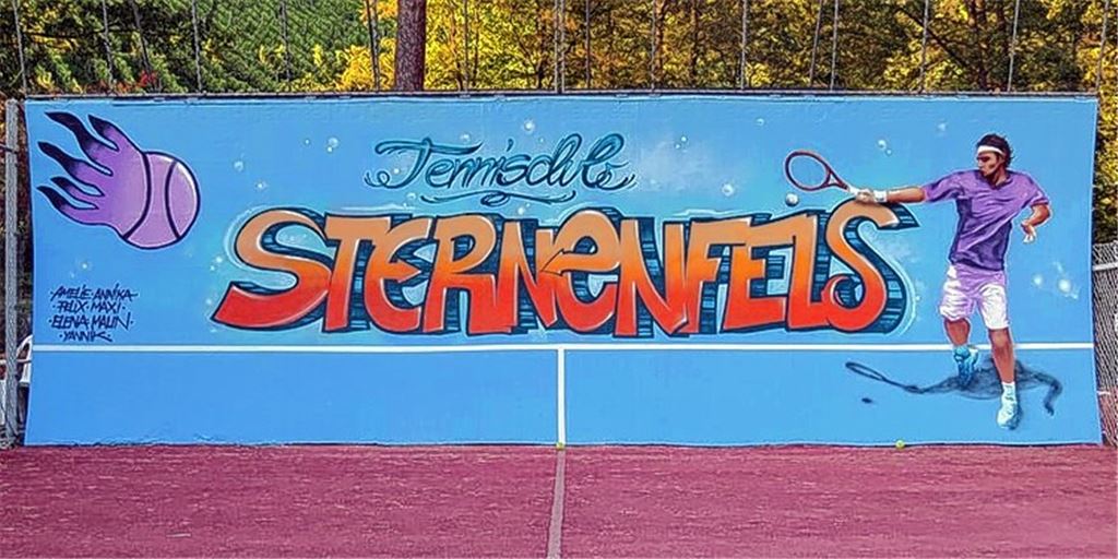 Tennis-Junioren peppen ihre Ballwand auf