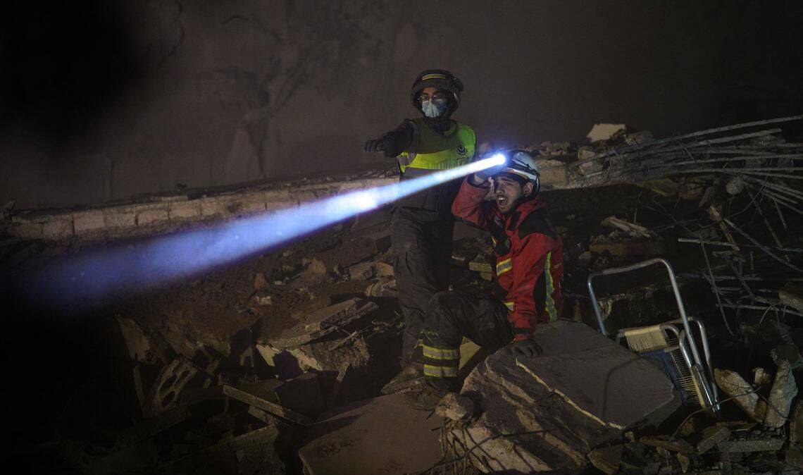 Nach israelischen Luftangriffen wird in Beirut nach Opfern gesucht.