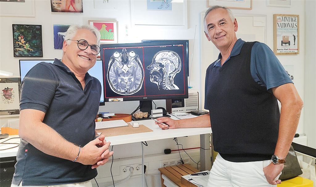 Nach langen Verhandlungen haben sich Dr. Christian Steinbrück (li.) und Bruno Elkes für neue Gerätschaften entschieden, um die Gesundheitsversorgung weiter zu stärken. Foto: Deeg