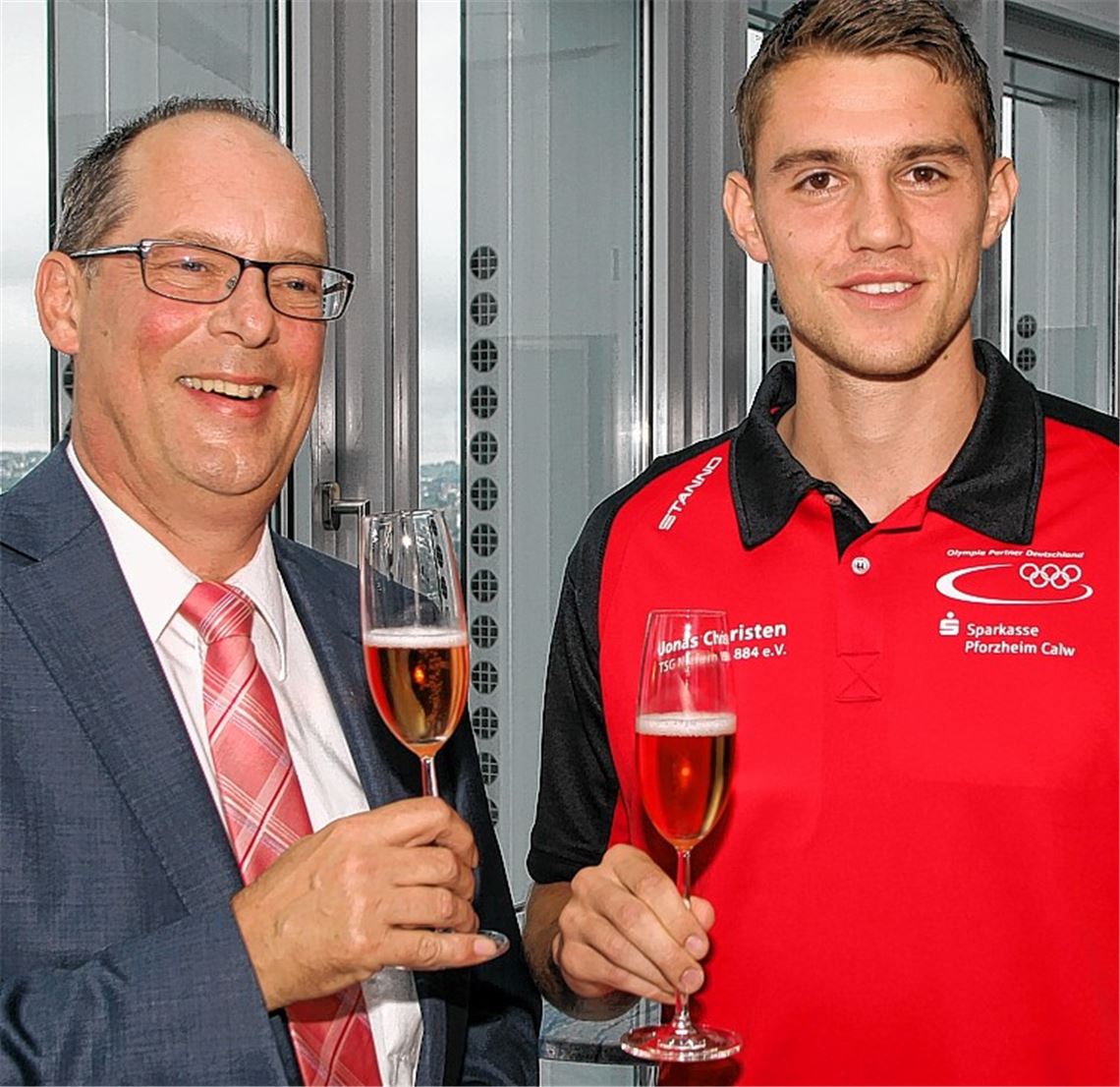 Nach langer Verletzungszeit ist Jonas Christen (re.) zurück. Stephan Scholl, Vorstandsvorsitzender der Sparkasse Pforzheim-Calw, stößt mit ihm auf eine erfolgreiche Zukunft an. Foto: Meyer