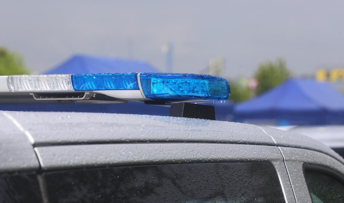 Nach mehreren Trickdiebstählen und der Festnahme eines Tatverdächtigensucht die Polizei nun nach seiner Komplizin. Symolfoto: Schüller