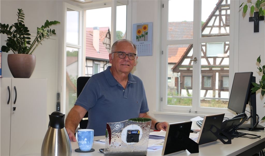 Nach mehrwöchigem, krankheitsbedingten Ausfall ist Bürgermeister Norbert Holme zurück an seinem Schreibtisch. Foto: Deeg