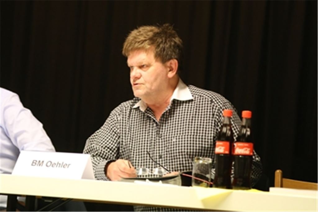 Nach rund 500 Gemeinderatssitzungen in Wiernsheim und Tausenden Tagesordnungspunkten scheidet Karlheinz Oehler Ende des Monats aus dem Amt.Fotos: Deeg