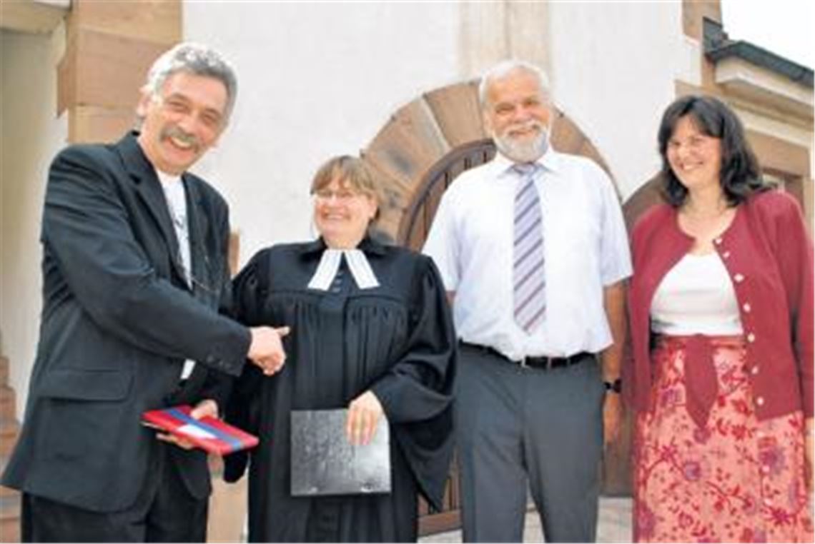 Nach sechseinhalb Jahren wurde gestern Pfarrerin Petra Stromberg (Zweite von links) von Dekan Ulf van Luijk (v.l.) sowie den Kirchengemeinderatsvorsitzenden Karin Maier (v.r.) und Bernd Dingler sowie zahlreichen Gemeindegliedern in Pinache verabschiedet.
Foto: Stahlfeld
