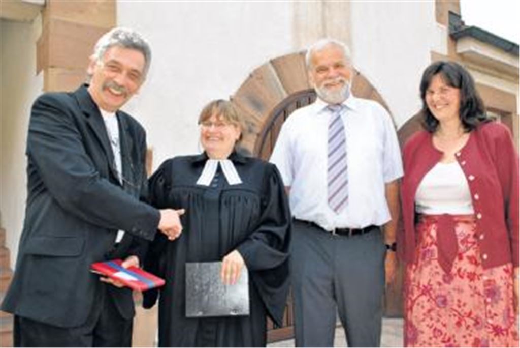 Nach sechseinhalb Jahren wurde gestern Pfarrerin Petra Stromberg (Zweite von links) von Dekan Ulf van Luijk (v.l.) sowie den Kirchengemeinderatsvorsitzenden Karin Maier (v.r.) und Bernd Dingler sowie zahlreichen Gemeindegliedern in Pinache verabschiedet.
Foto: Stahlfeld
