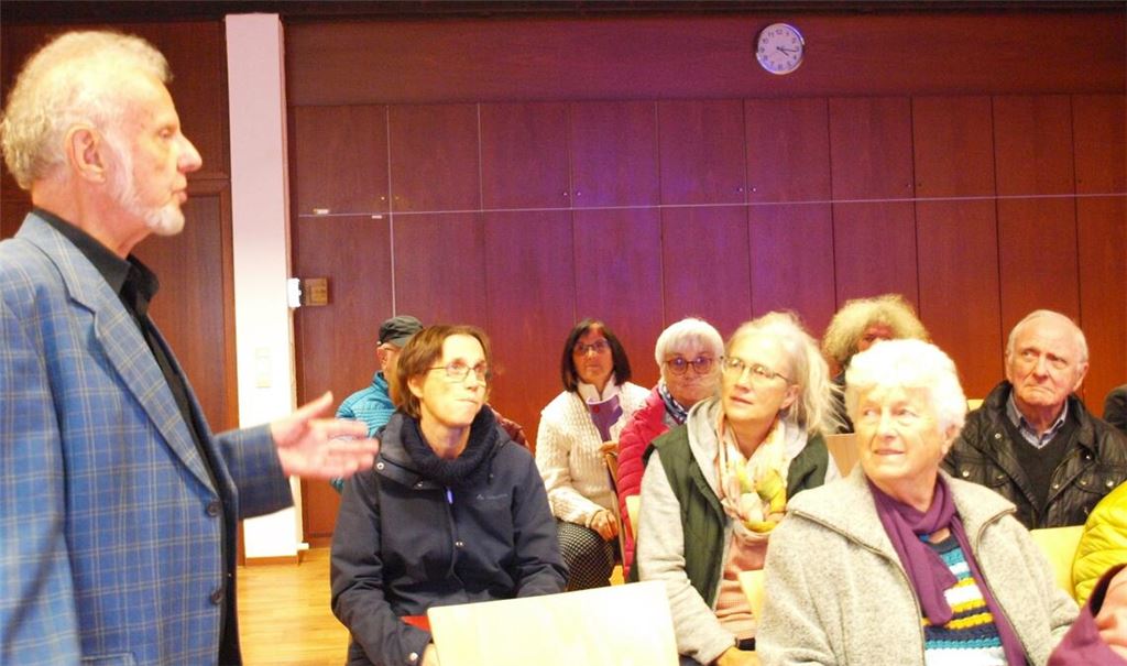 Nach seinem Vortrag diskutiert Heinz Daferner mit den Zuhörern. Er hätte sich genau zu diesem Thema mehr Besucher als nur rund 25 gewünscht. Foto: Filitz