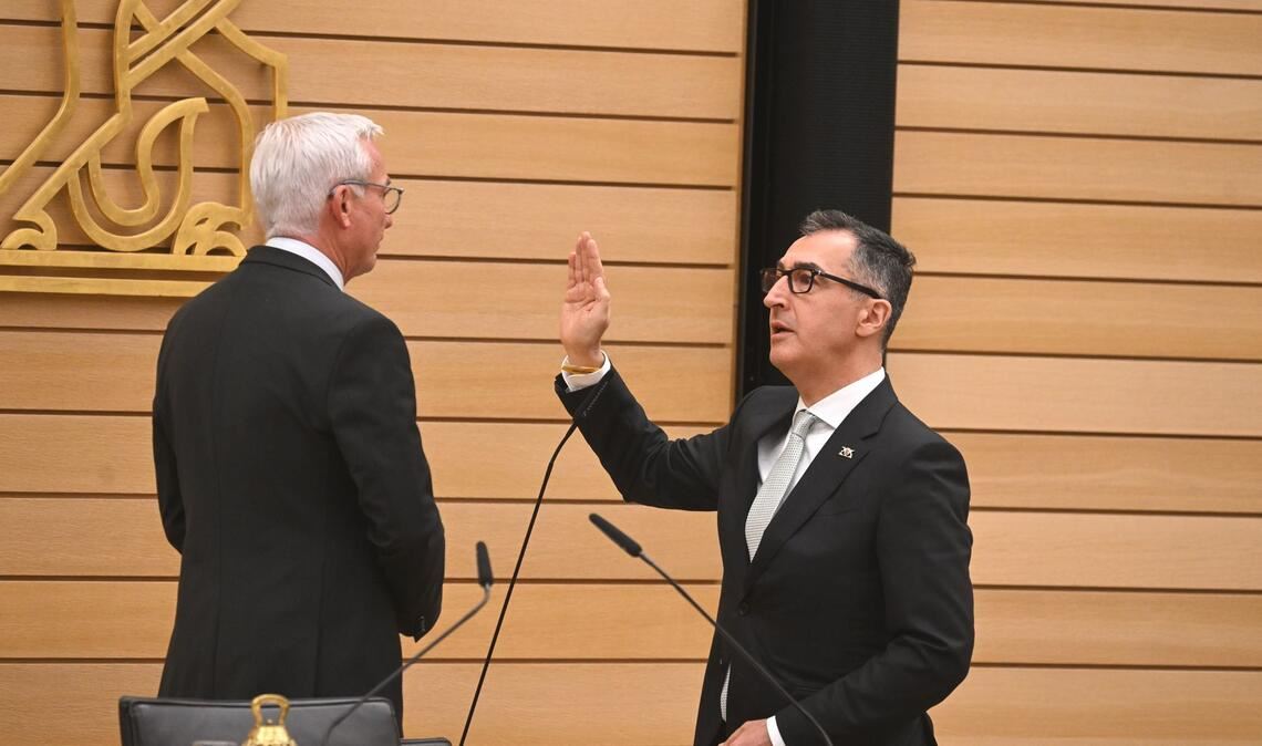Nach seiner Wahl wurde Özdemir als Ministerpräsident vereidigt.
