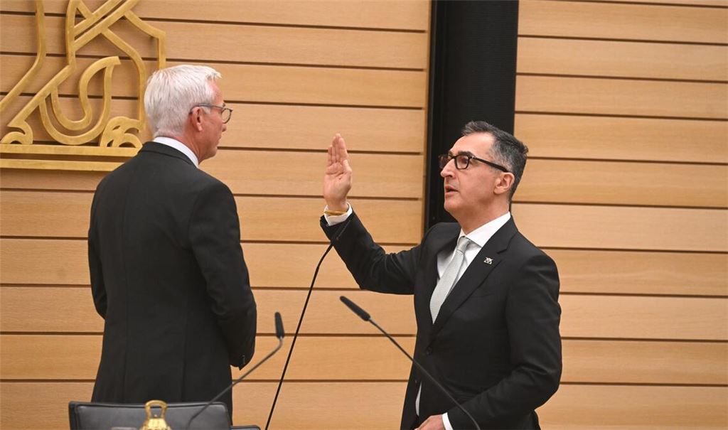 Nach seiner Wahl wurde Özdemir als Ministerpräsident vereidigt.