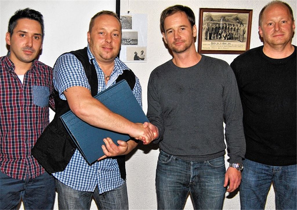 Nach sieben Jahren an der Spitze des FVK wird Gerd Schwedes (2.v.li.) von seinem Nachfolger Marcus Egler (2.v.re.) mit einem Präsent verabschiedet. Mit auf dem Bild der neue Zweite Vorsitzende Jose Carrero (li.) und der wiedergewählte Schatzmeister Andres Bickel (re.). Foto: Haller