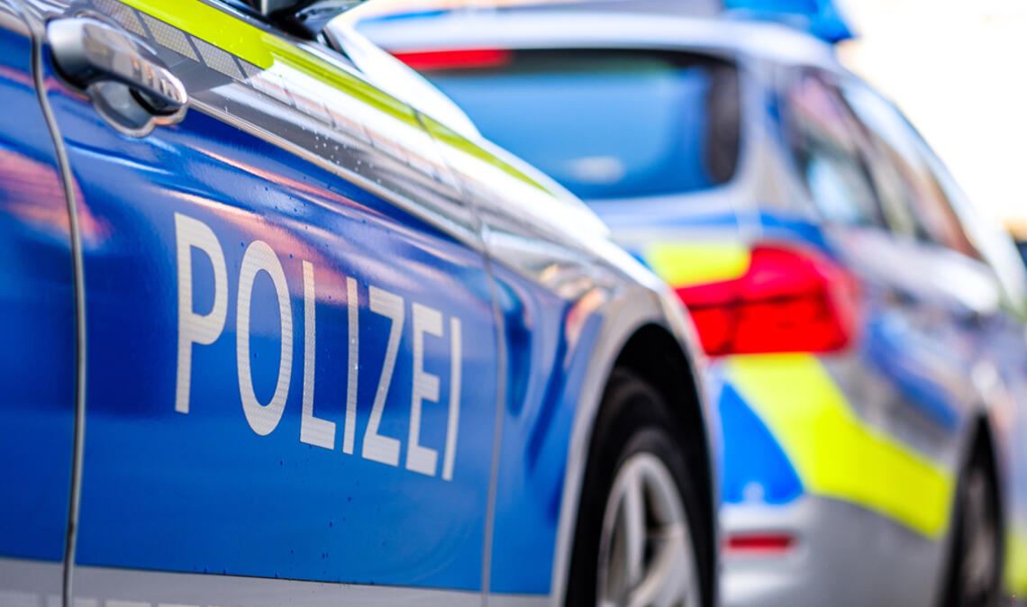 Nach tödlichen Schüssen in Stade ermittelt die Polizei zu den Hintergründen der Tat. Noch ist vieles unklar – doch erste Details zum Einsatz in der Dankersstraße sind bekannt.
