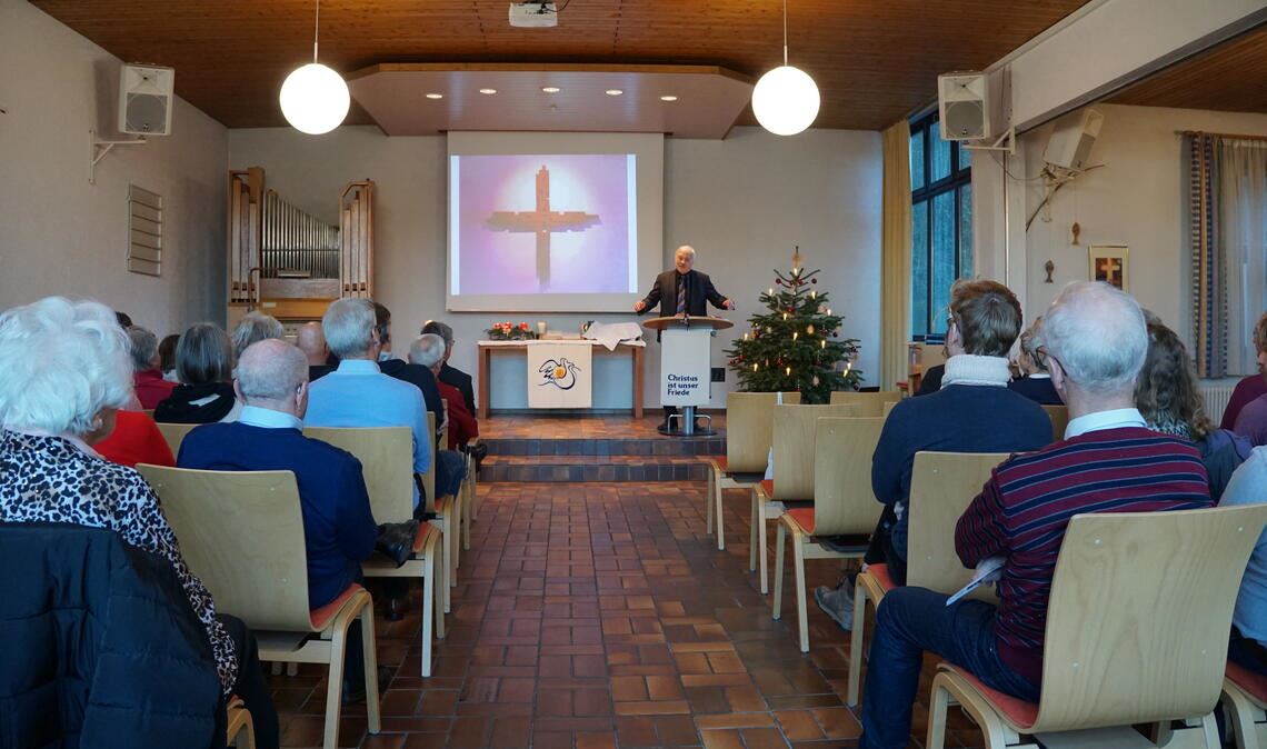 Nach über fünf Jahrzehnten der letzte Gottesdienst im angestammten Domizil: Die evangelisch-methodistische Kirche am Jörgenwaag in Dürrmenz ist Vergangenheit. Fotos (2): Bastian