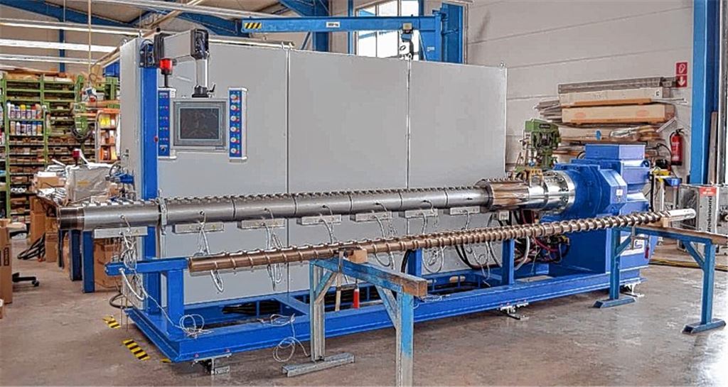 Nach vier Monaten Planungs- und Bauzeit wartet die bislang größte Maschine zur Kunststoffverarbeitung, die der Maschinenbauer Ankele je produziert hat, auf ihre Auslieferung. Foto: privat