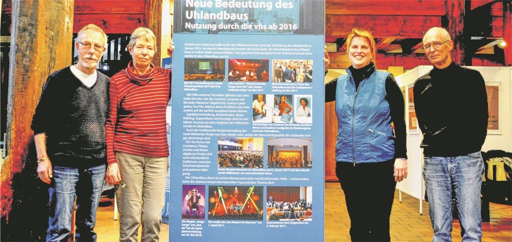 Nach vier Monaten Uhlandbau-Ausstellung ziehen Dr. Johannes Bastian (v.li.), Christiane Bastian-Engelbert, Dr. Martina Terp-Schunter und Wolfgang Rieger eine Bilanz. Foto: Stahlfeld