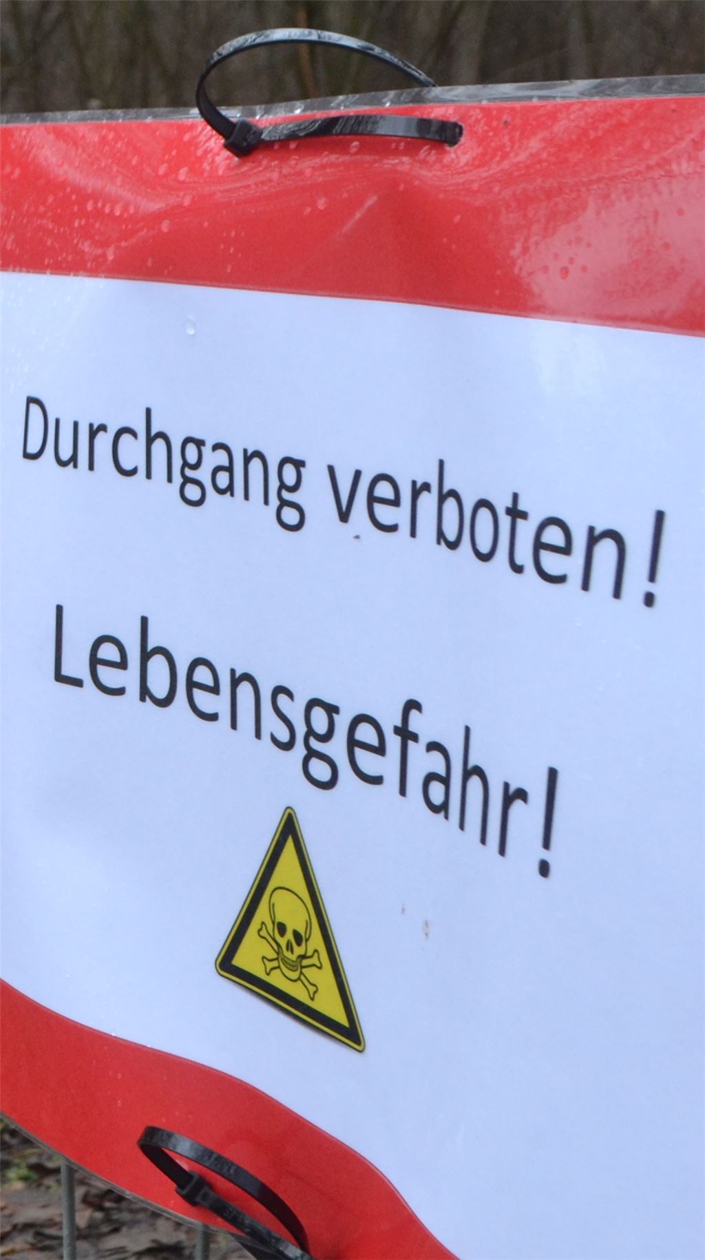 Nach wie vor sind die Wege in direkter Umgebung des Tümpels auf Ölbronner Gemarkung vorsorglich abgesperrt.Archiv
