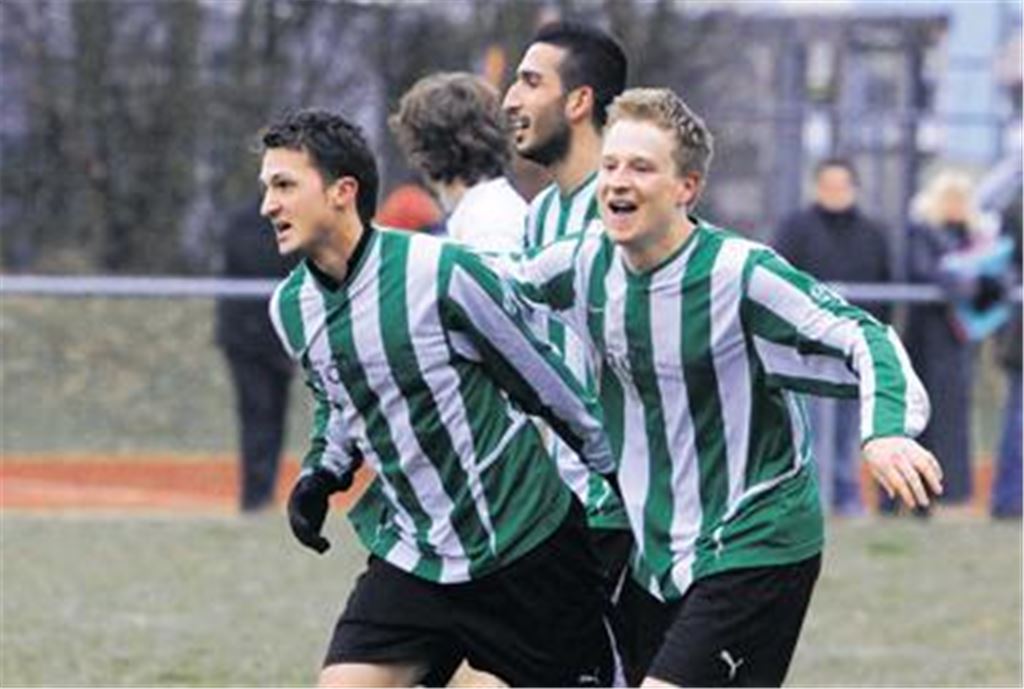 Nach zwei Aluminiumtreffern gelingt Jens Hoffmann (li.) wenige Minuten vor dem Schlusspfiff das 1:0. Jurek Kaufmann (re.) und Ferat Altun feiern mit dem Torschützen. Foto: Eigner