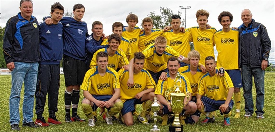 Nach zwei Final-Niederlagen in Folge freut sich die Phönix-Jugend in diesem Jahr über den Pokal beim Pfingstturnier Foto: Mummert