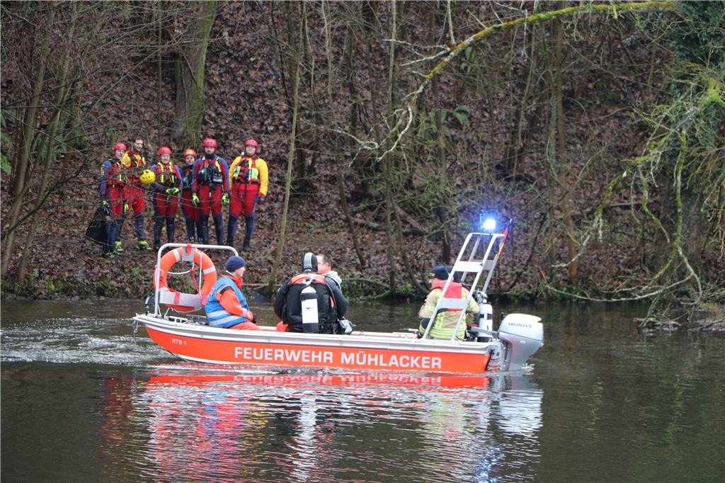 Nach zwei Stunden wird die Suchaktion an der Enz ergebnislos abgebrochen.   Foto: Garcia Oliver