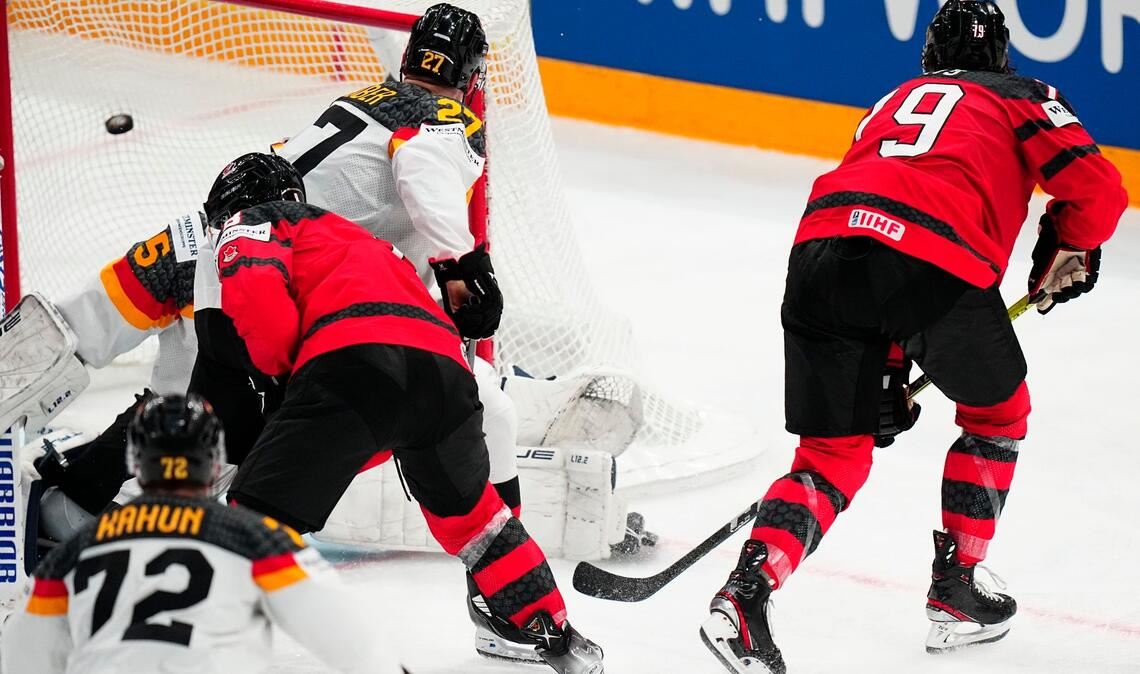 Nach zwei deutschen Führungen kommt Kanada zurück: Samuel Blais erzielt die 3:2-Führung für die Kanadier.