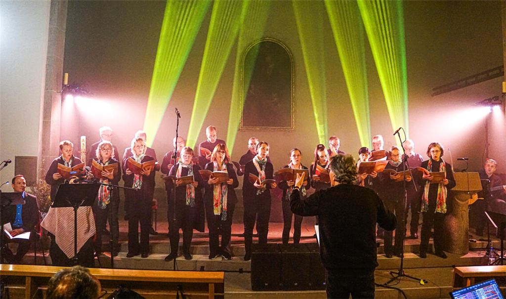 Nach zwei kurzen Auftritten beim Weihnachtsmarkt und beim Neujahrsempfang tritt die Chorgemeinschaft zum ersten Mal bei einem Konzert in Erscheinung. Fotos: Bastian