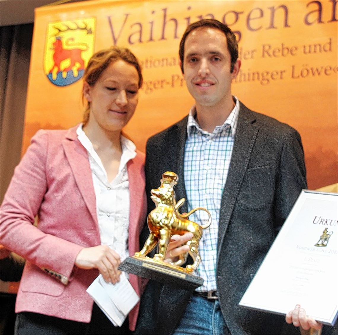 Nach zwei und vier Jahren wieder ein „Vaihinger Löwe“ für den Kürnbacher Lemberger-Erzeuger Philipp Plag, überreicht durch Nanna Eißler vom gleichnamigen Gündelbacher Weingut, Mitgliedsbetrieb der „Löwen“-Weingärtner.