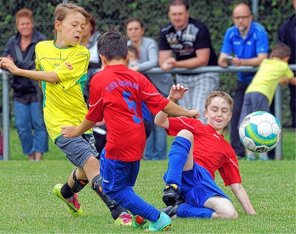 Nachbarschaftsduell beim Sportfest: Die F-Jugend der Spvgg. Zaisersweiher (in Gelb) spielt gegen den TSV Ötisheim.
