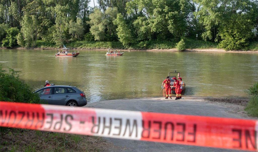 Nachdem Rettungskräfte einen 36-jährigen Mann und seinen siebenjährigen Sohn aus dem Rhein geborgen hatten, starben beide im Krankenhaus.