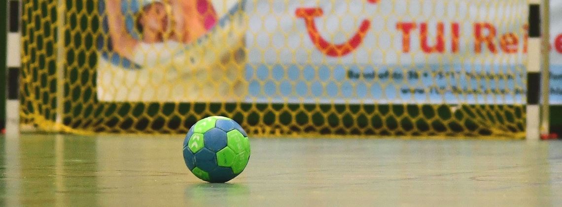 Nachdem der Ball ab März wegen der Pandemie schon ruhen musste, wird der Spielbetrieb im Handball nun erneut unterbrochen.Archivfoto: friopics