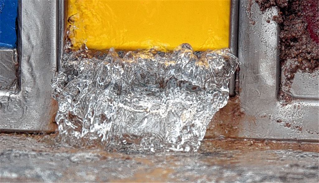 Nachdem der neue Spielplatz am Wochenende trocken war, sprudelt das Wasser seit dem gestrigen Montag wieder.