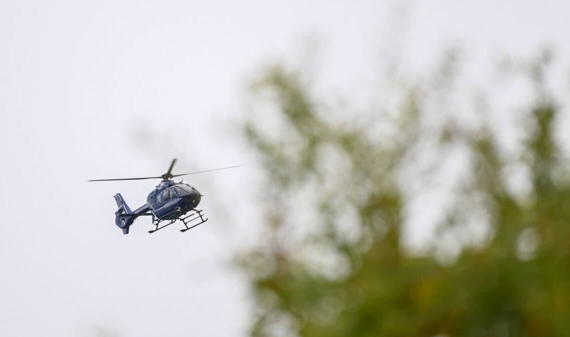 Nachdem ein 23-Jähriger am Freitag mit seinem Wagen verunfallte, flüchtete er zu Fuß in den angrenzenden Wald. Trotz Hubschrauber und Hunden blieb die Suche nach ihm erfolglos.