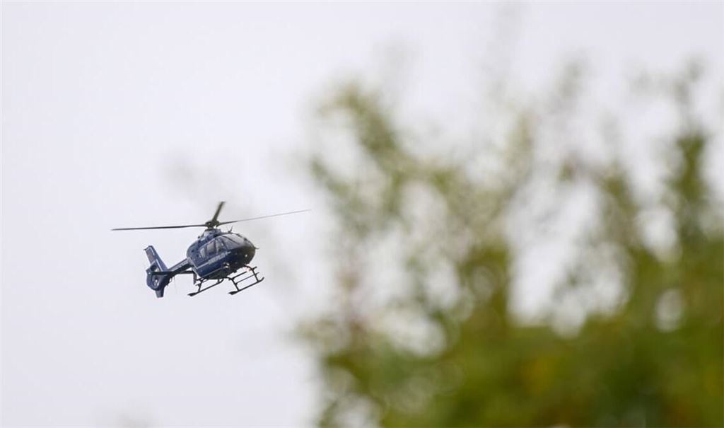 Nachdem ein 23-Jähriger am Freitag mit seinem Wagen verunfallte, flüchtete er zu Fuß in den angrenzenden Wald. Trotz Hubschrauber und Hunden blieb die Suche nach ihm erfolglos.