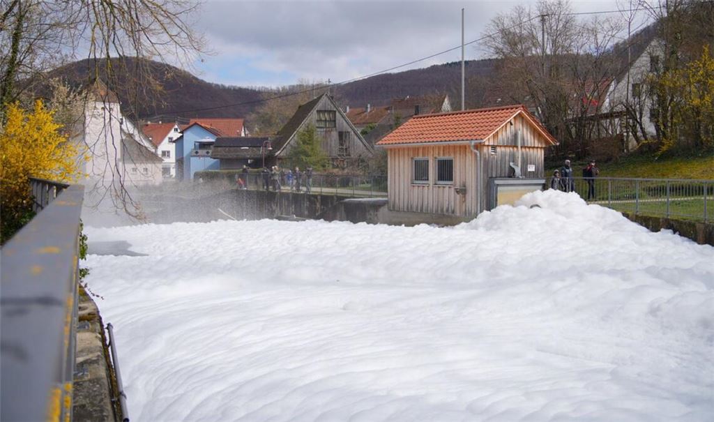 Nachdem ein Tanklaster zwischen Bad Ditzenbach und Gosbach ungefähr 2000 Liter Reiniger zur Herstellung von Seife verlor, hatte sich ein dicker Schaumteppich auf dem Bach Ditz gebildet.