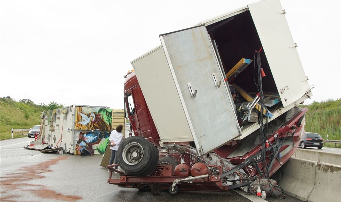 Nachdem sich der Lkw-Anhänger bei einer Schleuderpartie losgerissen hat, landet die Zugmaschine auf einer Betonleitwand. Foto: Waldemar Gress/Einsatz-Report24