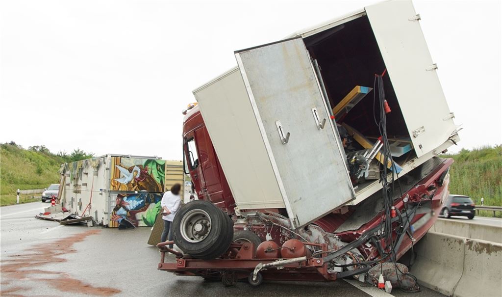 Nachdem sich der Lkw-Anhänger bei einer Schleuderpartie losgerissen hat, landet die Zugmaschine auf einer Betonleitwand. Foto: Waldemar Gress/Einsatz-Report24