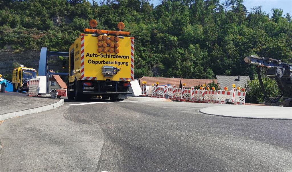 Nachdem sich eine Fontäne aus Öl über die neue Herrenwaagbrücke in Mühlacker ergossen hat, muss die Fahrbahn aufwendig gereinigt werden. Foto: Recken