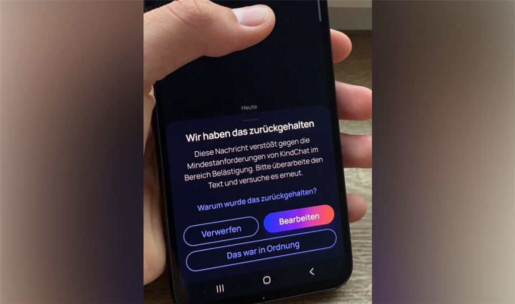 Nachdem wir zum Test über KindChat geschrieben haben: „Du bist ein Idiot", geht die Nachricht gar nicht erst an den Empfänger raus. Stattdessen erscheint dieser Hinweise auf dem eigenen Bildschirm.